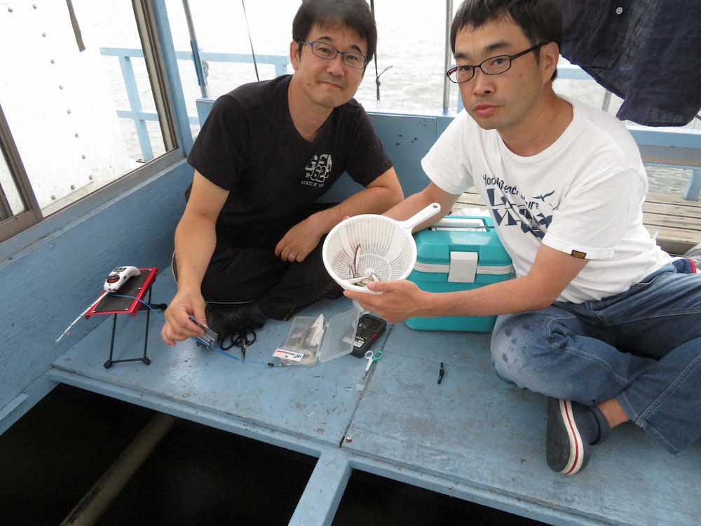 幼なじみどうしで釣りを楽しんでいた仲本さん（左）と柿澤さん　
