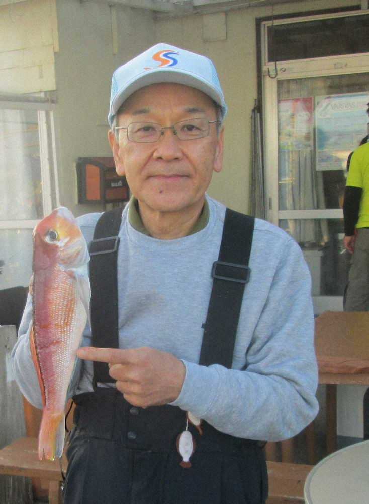 浮いたアマダイを持つ田口さん