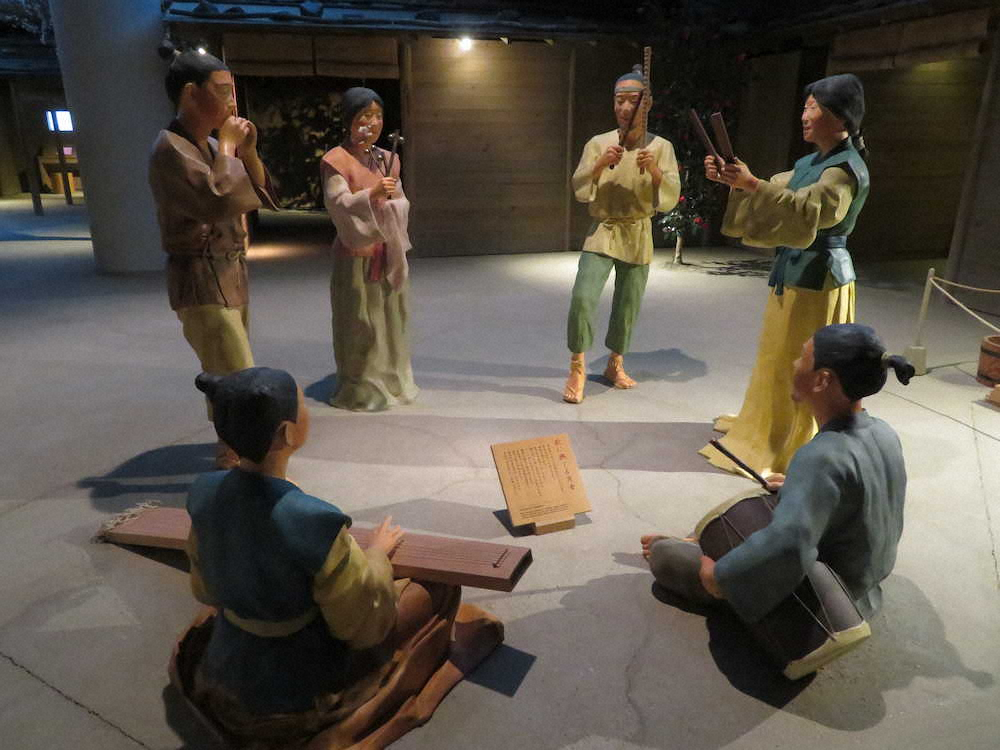 人形などで万葉時代の人々の暮らしを紹介する「奈良県立万葉文化会館」