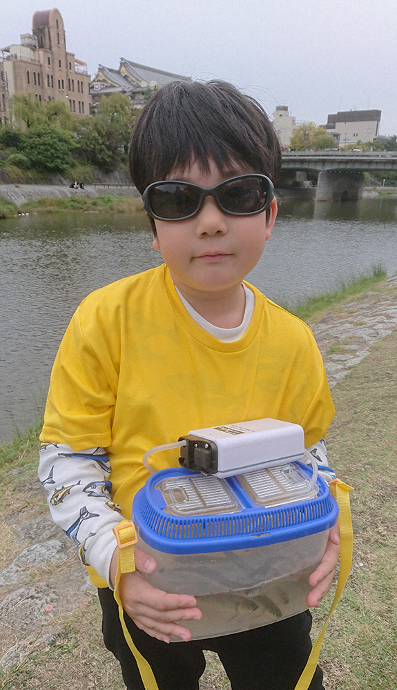 ハエをつり上げて満足げな京都市の小学校1年生・馬場ゆうくん