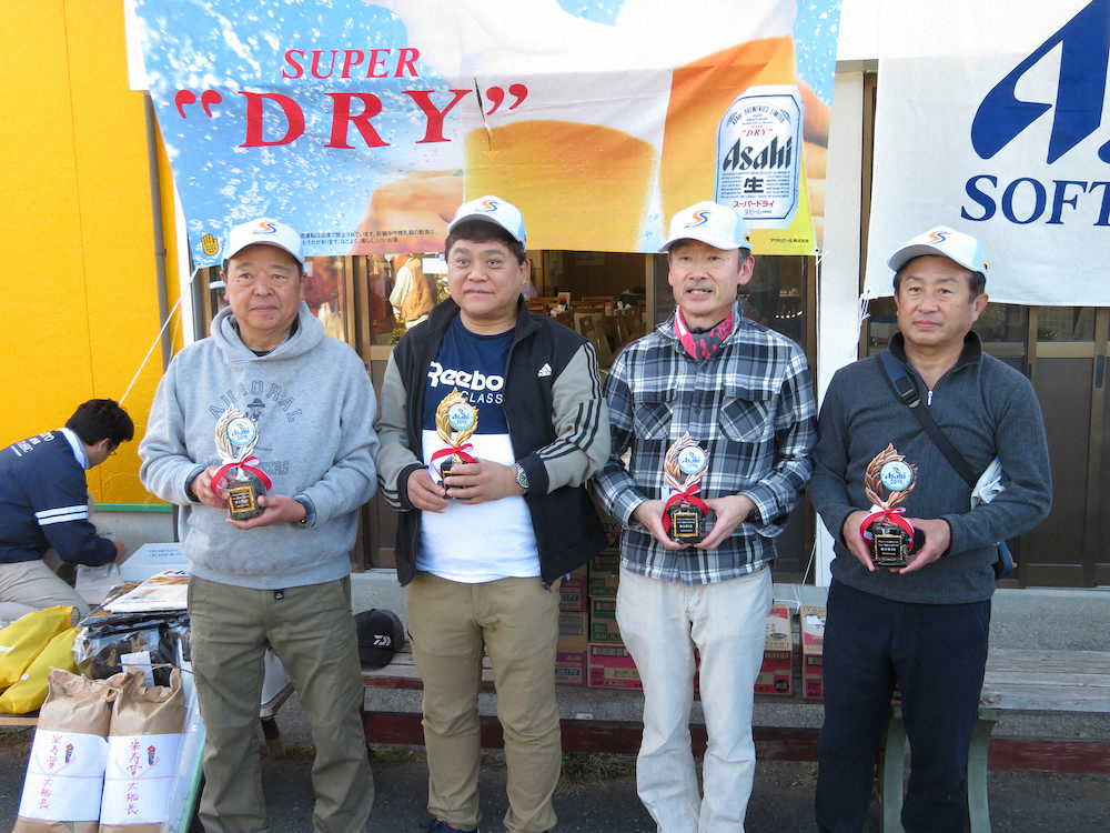 左から2位の明石さん、優勝の吉川さん、3位の池上さん、4位の伊藤さん　　　　　　　　　　　　　　　　　　　　　　　　　　　　　　　