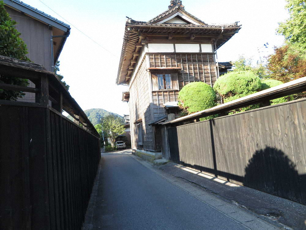江戸時代にタイムスリップしたような村上市の黒塀通り