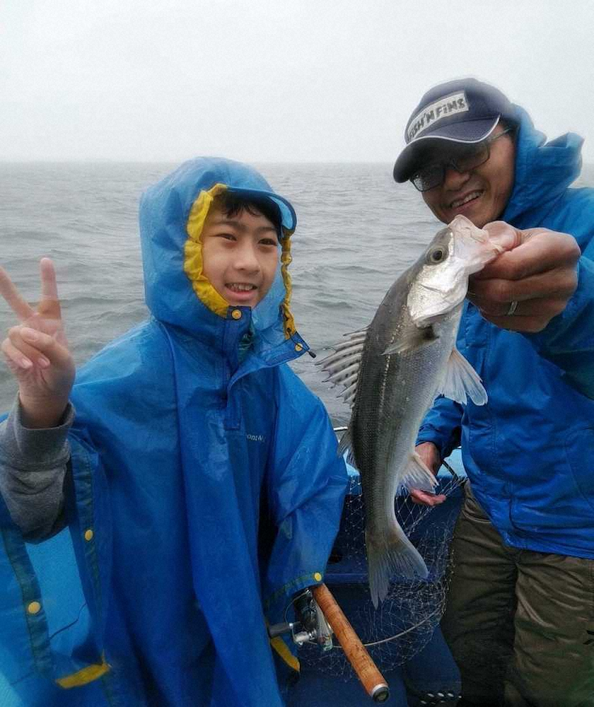 船中の一番乗りは釣り初めての菅井咲人君。右は筆者