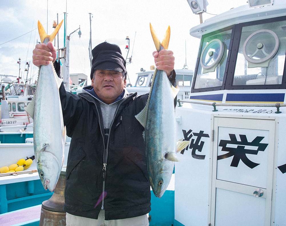 純栄丸の親父さんが釣った72、74センチのメジロ