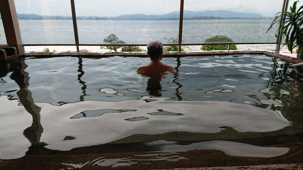 眼前に宍道湖が広がる玉造国際ホテルの露天風呂