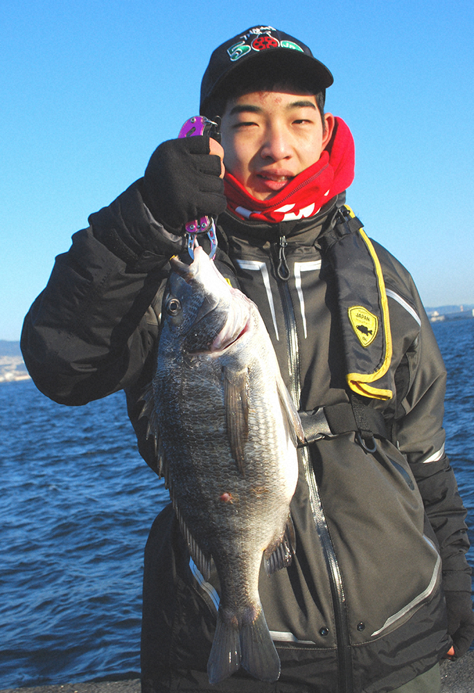 加藤和弥くんはなんとサビキでチヌを釣り上げびっくり