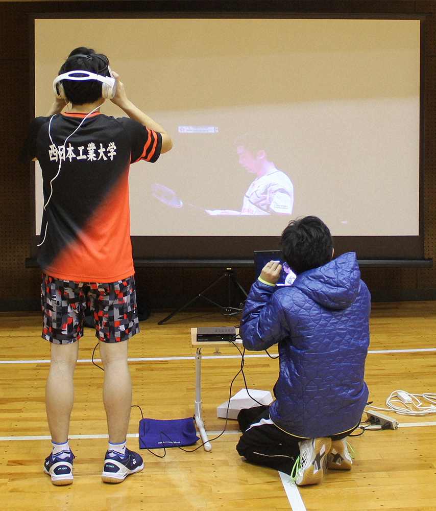 VRを体験する主将の小村飛雄（左）