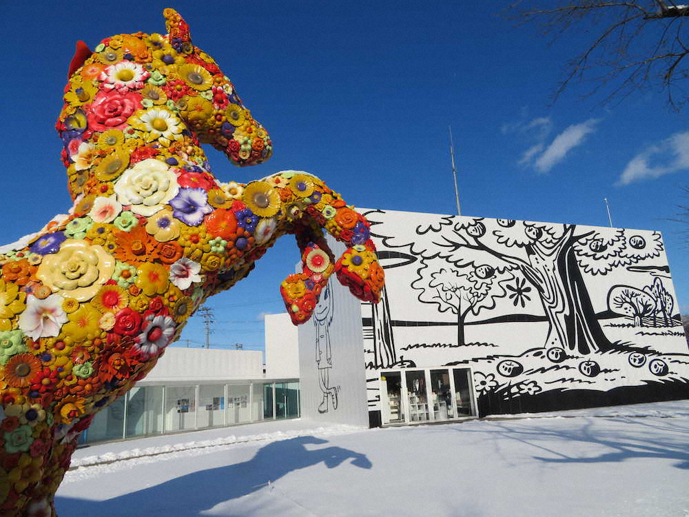 花で彩られた馬のモニュメントが印象的な十和田市現代美術館