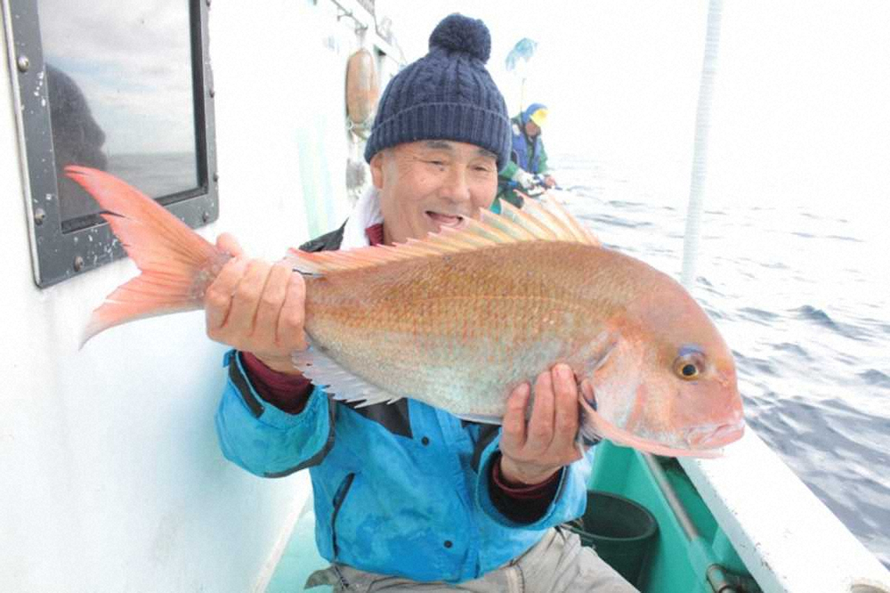 田中さんが釣り上げた3・5キロのマダイ。美しい魚体だ