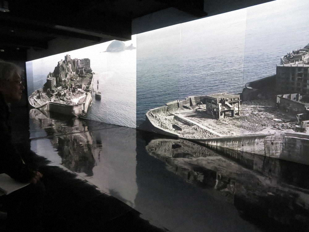 軍艦島の炭鉱時代の様子を映し出す軍艦島デジタルミュージアムの軍艦島シンフォニー