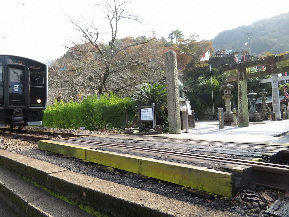 境内を電車が走るビックリの陶山神社。全国でも珍しい