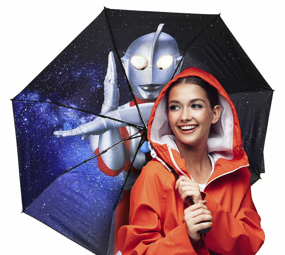 ウルトラマン柄の傘　シンシアが発売した「ウルトラマン」のデザインの折り畳み傘