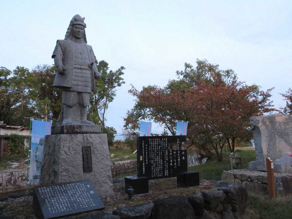 坂本城址には光秀像が建つだけ。そばには鳥羽一郎が歌う光秀の歌碑があった