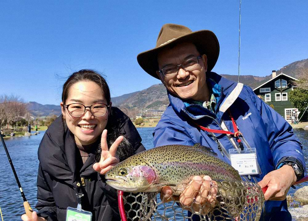 釣り初体験の鈴木唯さんは40センチ級のメイプルサーモンを5匹釣り上げびっくり。右は筆者