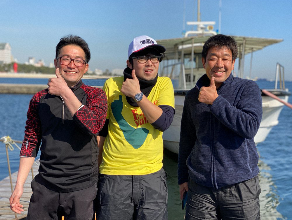 「イイカンジヤナ～」ポーズをとる（左から）ソウハチさん、伊藤、辻船長