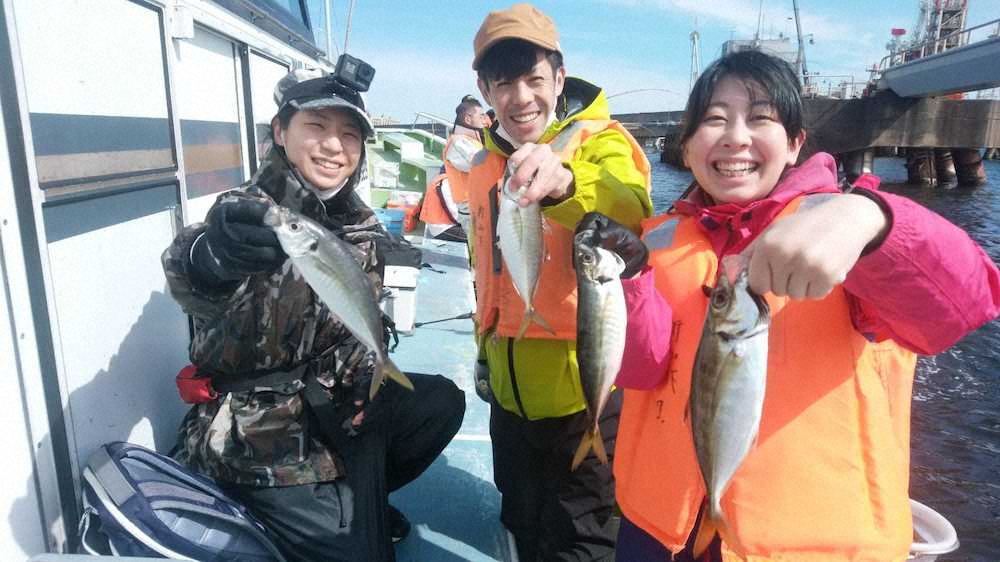 マアジ釣りを楽しんだ新幹線運転手3人組。左から横田さん、吉田さん、野村さん