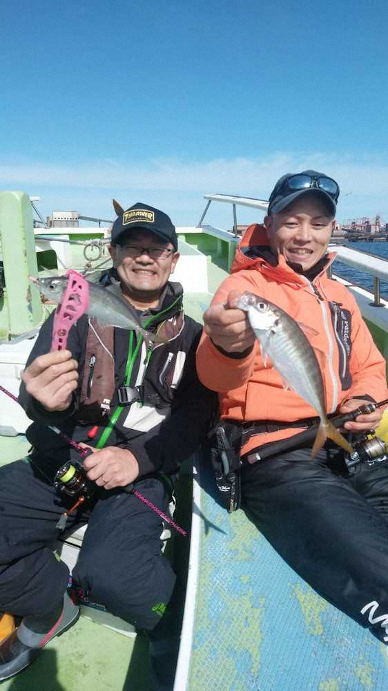 “バチコン釣り”で数を伸ばしていた長内さん（左）と中島さん