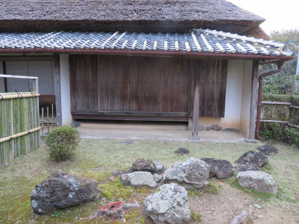 弥太郎の生家の前に造られた日本列島の石組み