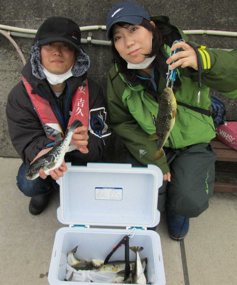 お宝トラを手にする岡田さん（左）と良型ショウサイをものにした伊藤さん　　　　　　　　　　　　　　　　　　　　　　　　　　　　　　　