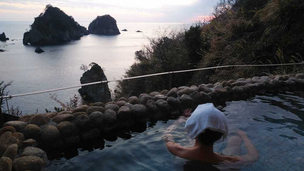 三四郎島と駿河湾の絶景を見ながら入るホテル天遊の露天風呂