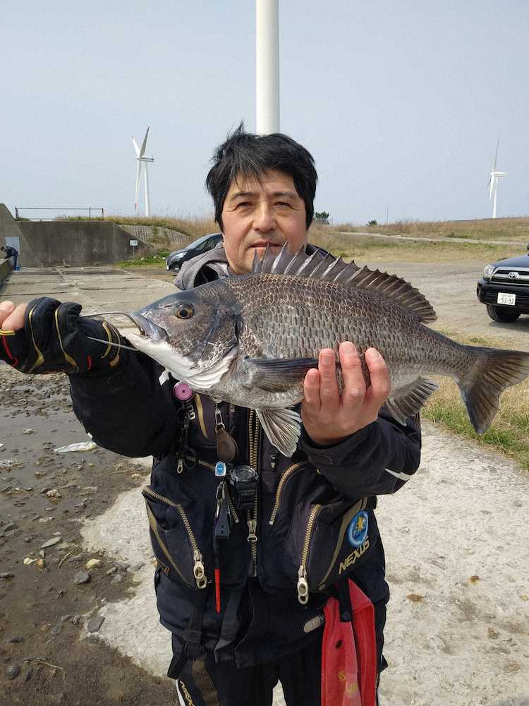 47センチの大型クロダイを釣り上げた小田代さん