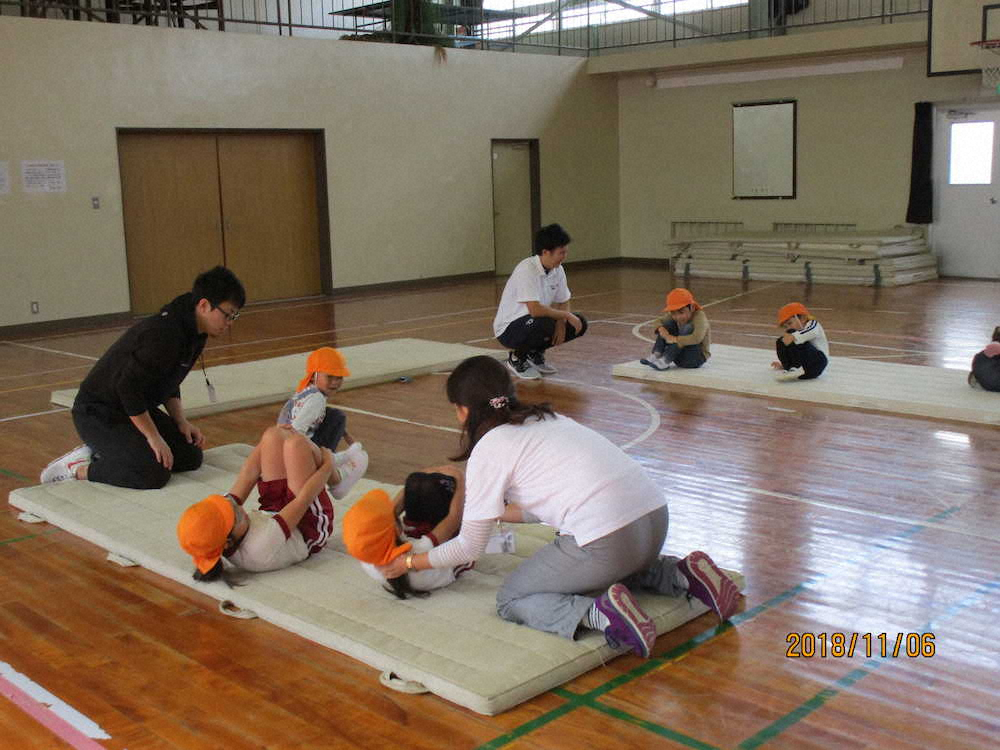 和歌山大のボランティア学生も参加。マット運動の基本もみんなでやると楽しい