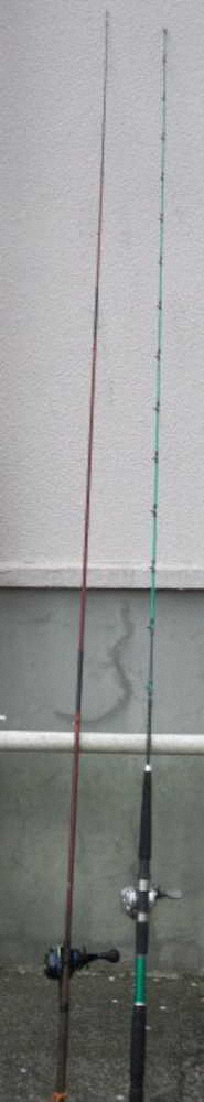 老舗の名竿（左）とペナペナグラス竿　　　　　　　　　　　　　　　　　　　　　　　　　　　　　　　