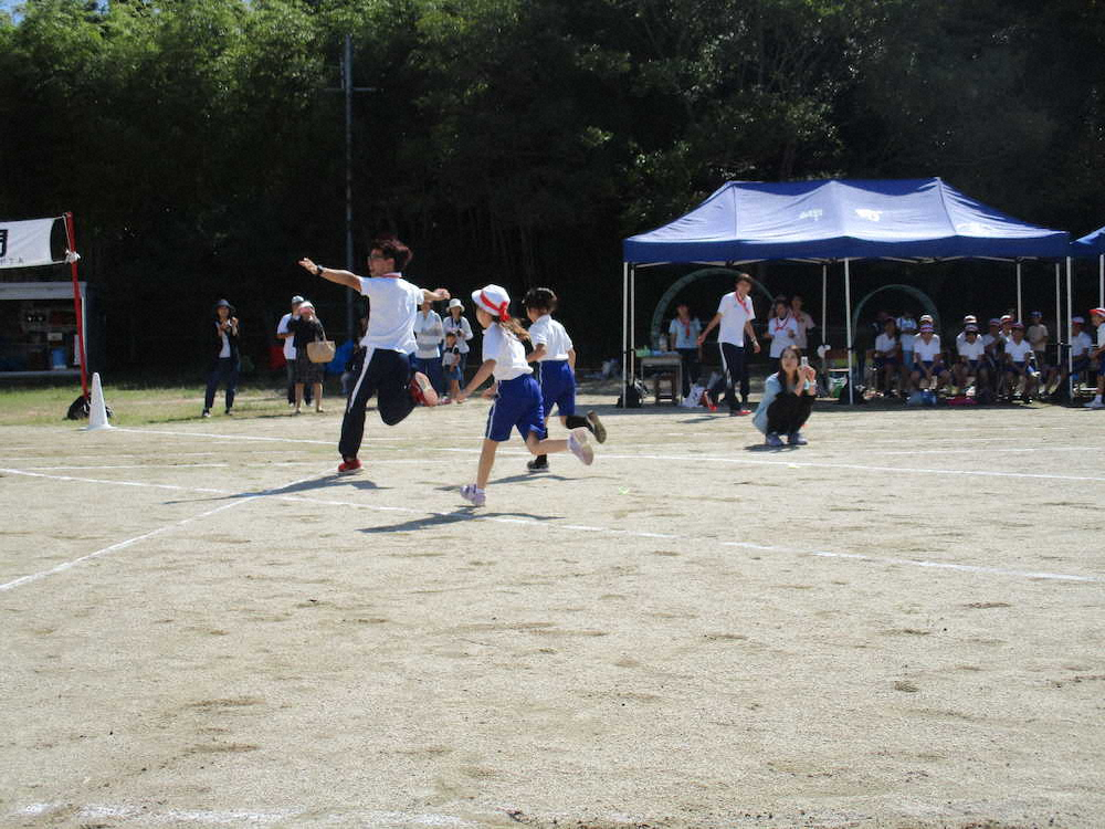 人気競技「和大生と走ろう」では、和歌山大の学生が司会をし、子どもたちが自分に合ったハンデを決めて体育専攻の大学生と本気で50m走を勝負
