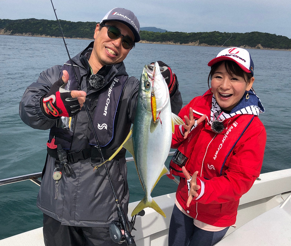 ハマチを釣り上げた広瀬達樹氏（左）と番組ＭＣの「釣女ちゃこ」こと、河野千昭