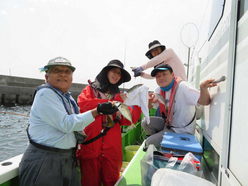 ストレス発散に釣りを。左から松崎敏行さん、紗也加さん、博之さん、亜季さん　　　　　　　　　　　　　　　　　　　　　　　　　　　　　　　