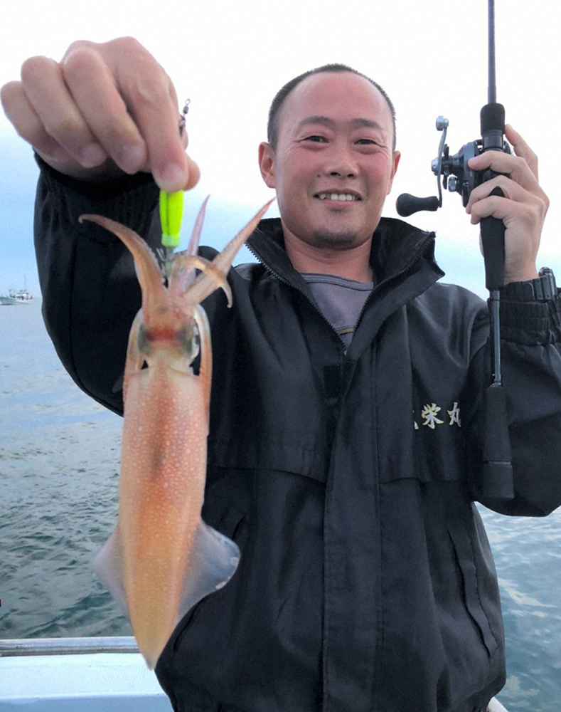 明るい時間にアカイカを釣り上げた和歌山県みなべ町の塩路真之さん