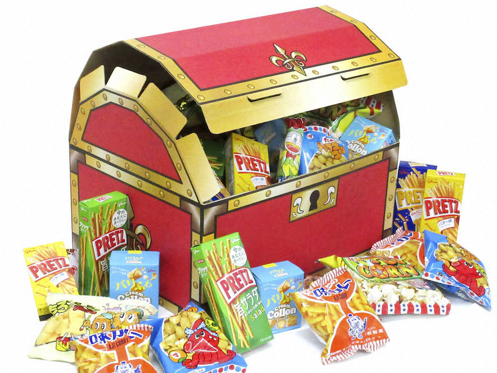 お菓子詰め合わせた宝箱　堀商店が発売した段ボールで作った宝箱にお菓子を詰め合わせた「復活の宝箱」