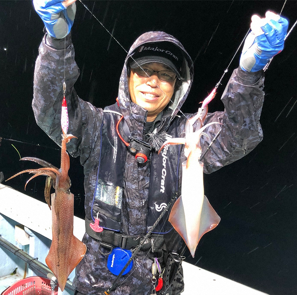 旬を迎えたケンサキイカを釣り上げるメジャークラフトの広瀬達樹氏