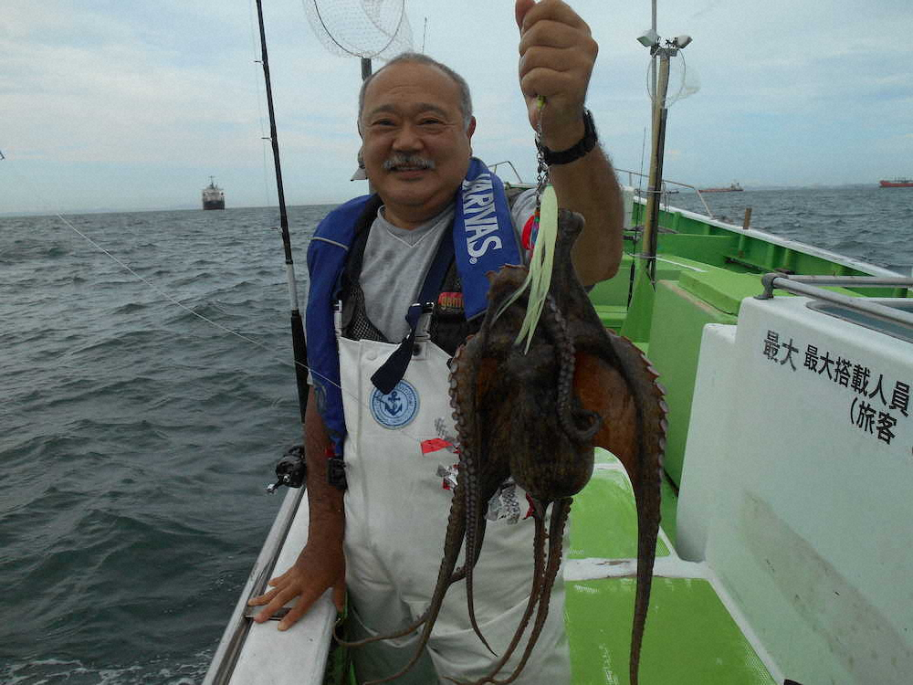 マダコ釣りにハマった炭孝昭さんは1・5キロ超に大満足