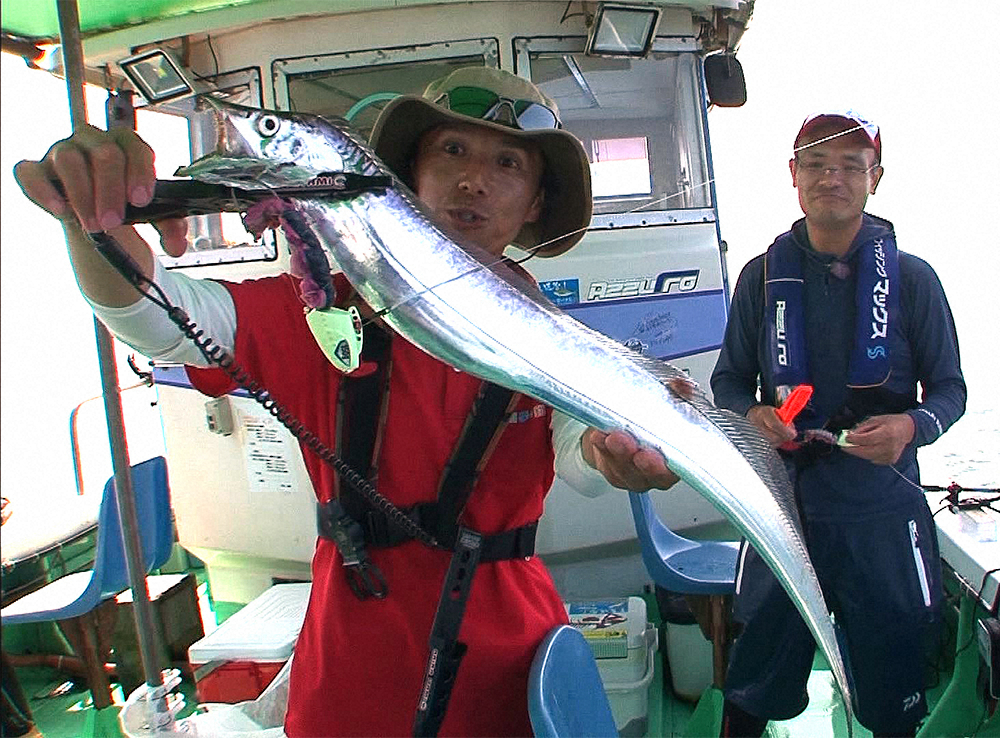 大阪湾のタチウオが開幕！釣り上げたタチウオを手にする番組ＭＣの伊丹章（左）