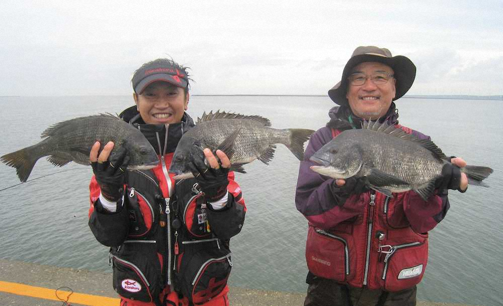 良型クロダイを釣った左が斎藤さん（左）と黒川さん