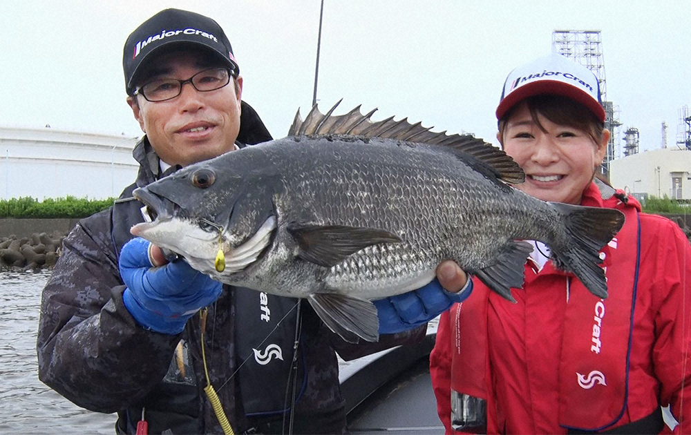 大阪湾岸でチヌを釣る広瀬達樹氏（左）と釣女ちゃこ