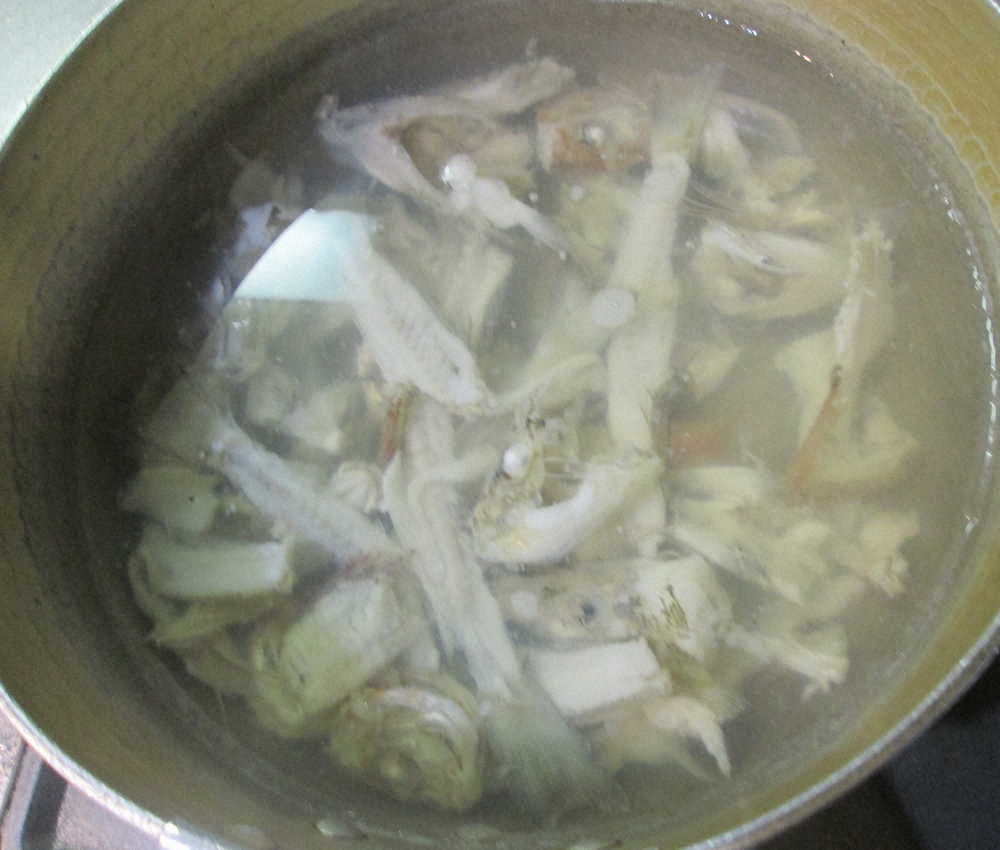 出汁スープは30分ほど弱火で煮ると澄んでくる　　　　　　　　　　　　　　　　　　　　　　　　　　　　　　　
