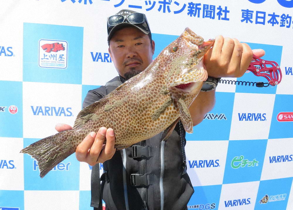 優勝した前浜さんが釣った1・3キロのオオモンハタ　　　　　　　　　　　　　　　　　　　　　　　　　　　　　　　