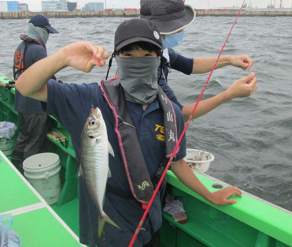 特大サイズを釣りチームの優勝に貢献した高田君