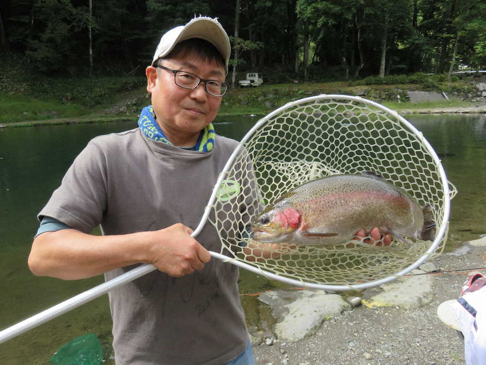 61センチのマイトサーモンを釣り上げた滝本和俊さん　　　　　　　　　　　　　　　　　　　　　　　　　　