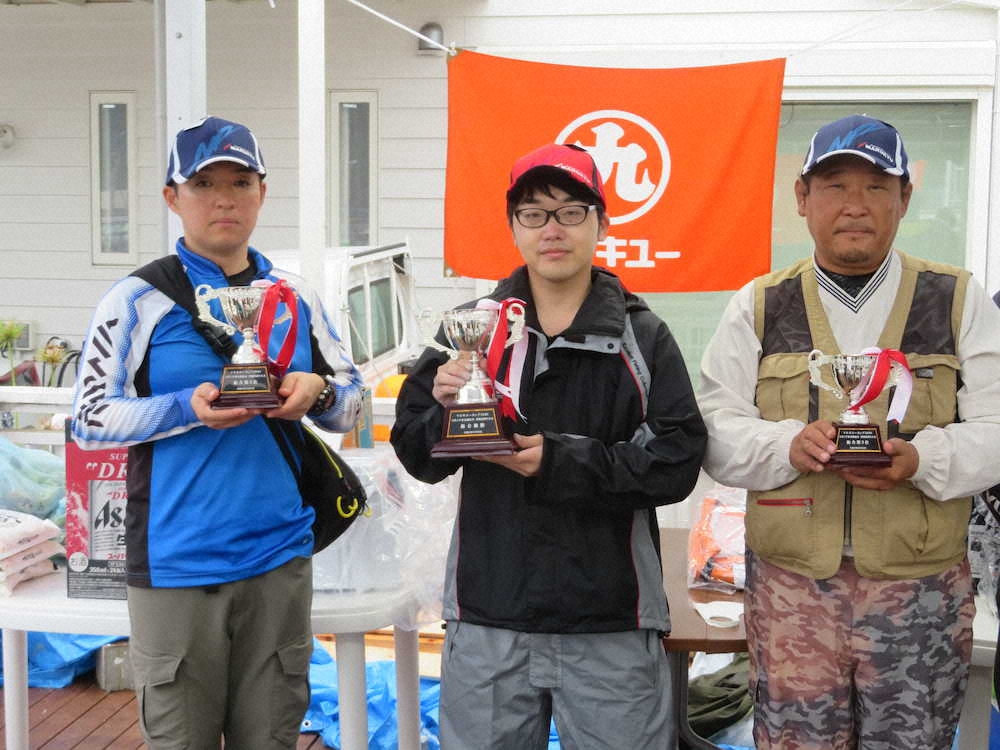 優勝した湯本さんを中心に2位の田口さん（左）と3位の豊田さん　　　　　　　　　　　　　　　　　　　　　　　　　　　　　　　