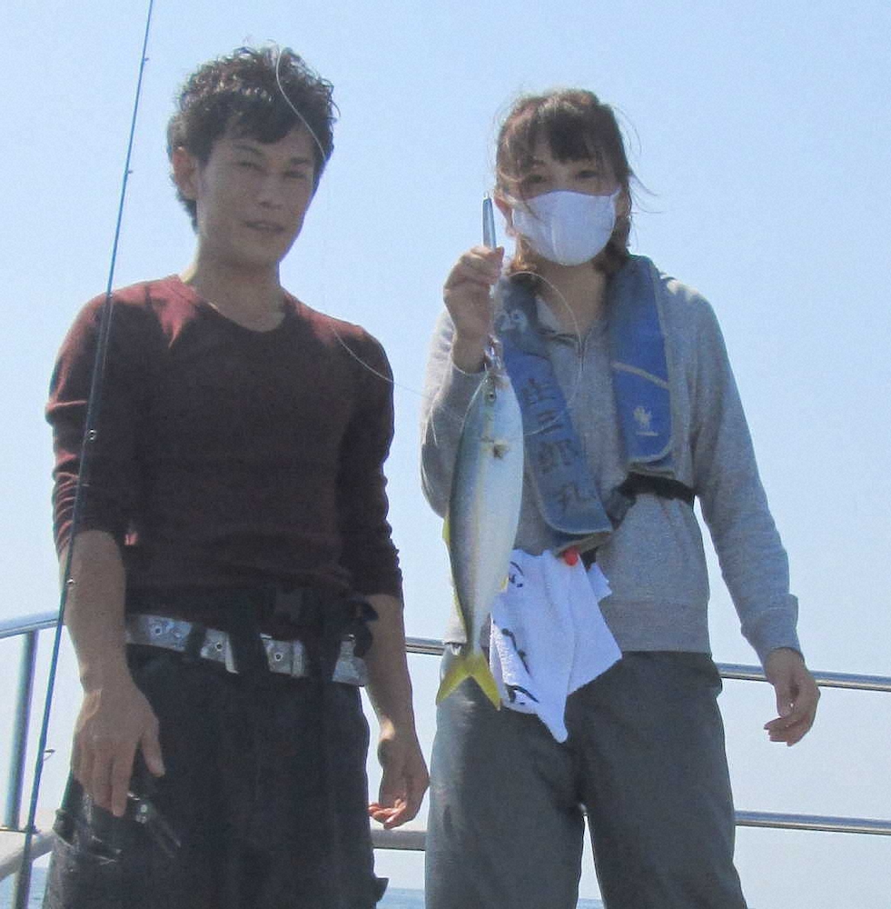 仲よく釣っていた高田さん（左）と稲野さん　　　　　　　　　　　　　　　　　　　　　　　　　　　　　　　