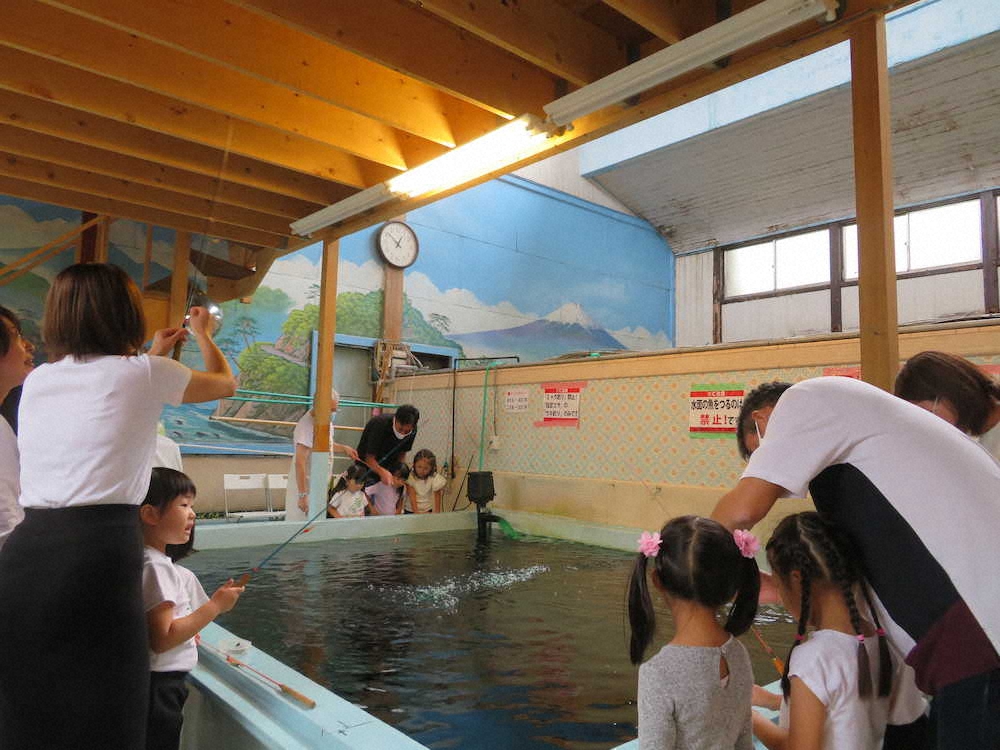 【画像・写真】銭湯でコイ　女湯で最大60センチ！！休日は家族で大にぎわい