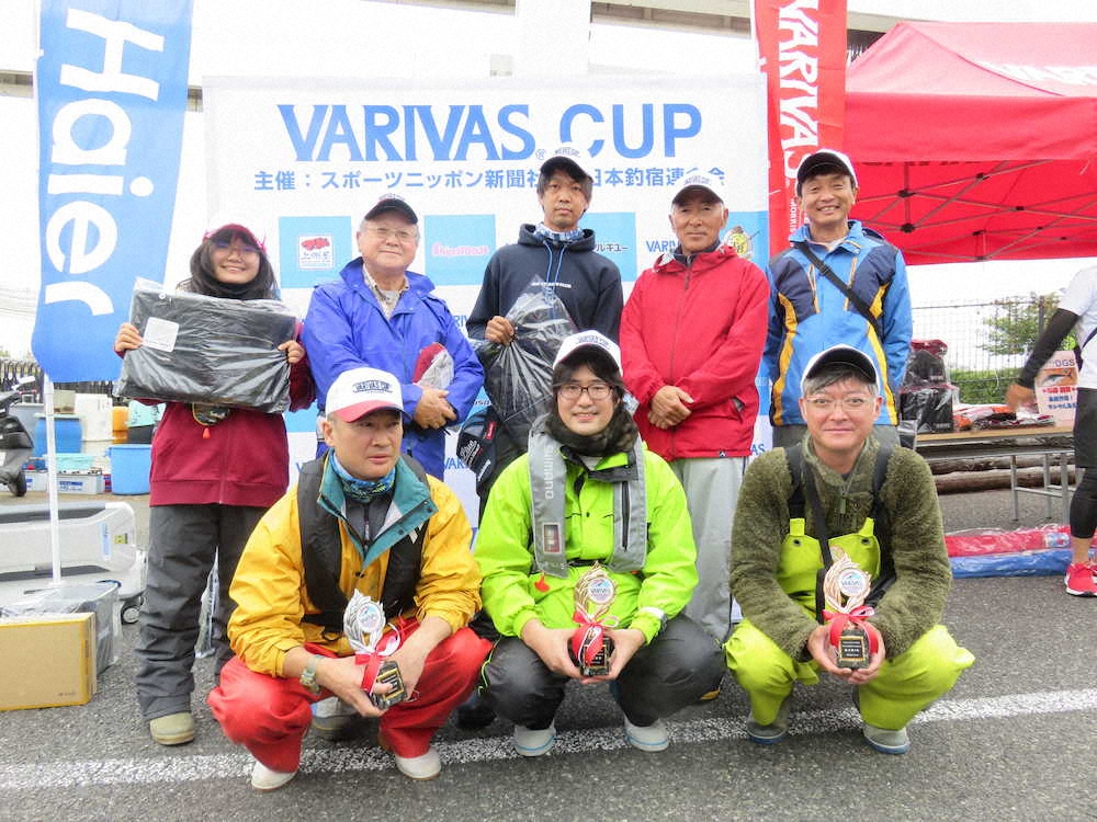 喜びの上位入賞者。前列中央が総合優勝した太田雄介さん。後列左は女性賞の石井那奈さん　　　　　　　　　　　　　　　　　　　　　　　　　　　　　　　
