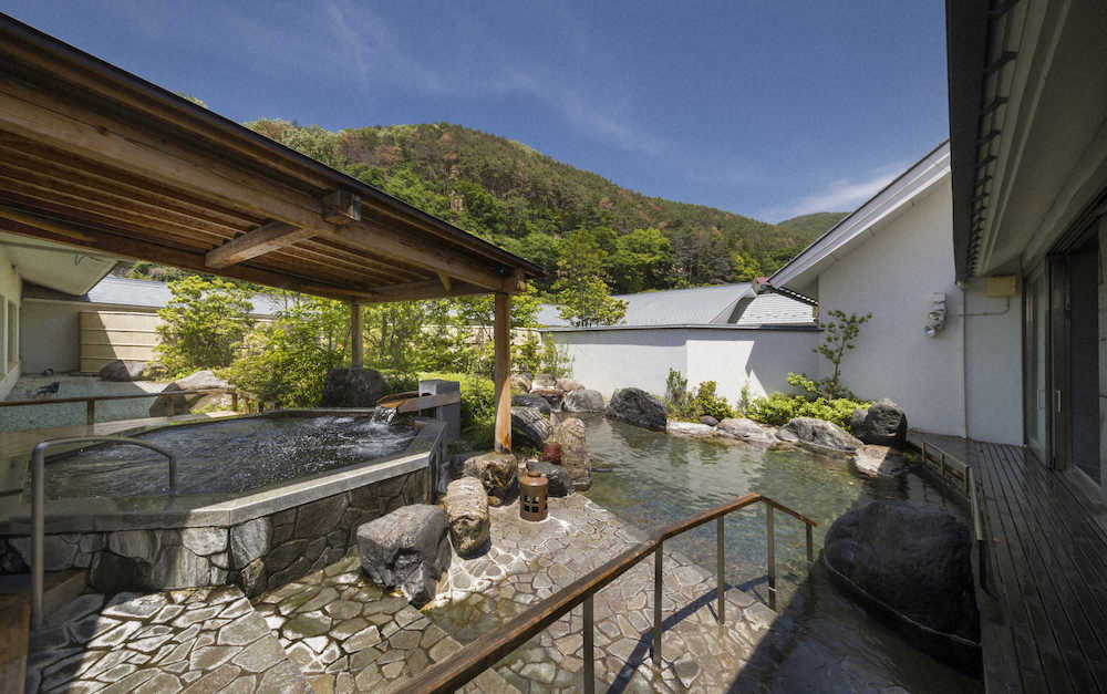 こちら「束間の湯」。日本書紀をしのばせるような庭園が美しい（翔峰提供）