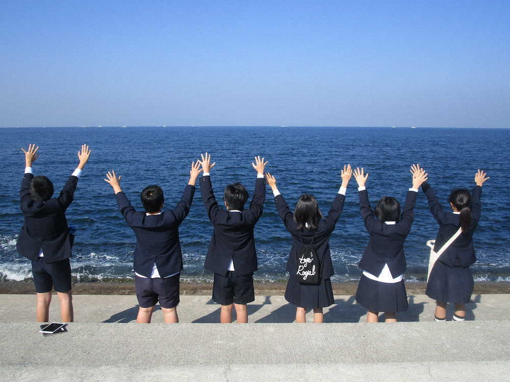 大阪湾です。大阪南部では海辺のことを「ちぬ」とも呼びます。深日小の校歌には「ちぬの浦風　窓辺に通い…」という歌詞があります。その風を思いっきり、全身で浴びて、感じて、学んで…。それが深日小に引き継がれてきた大切な伝統です。