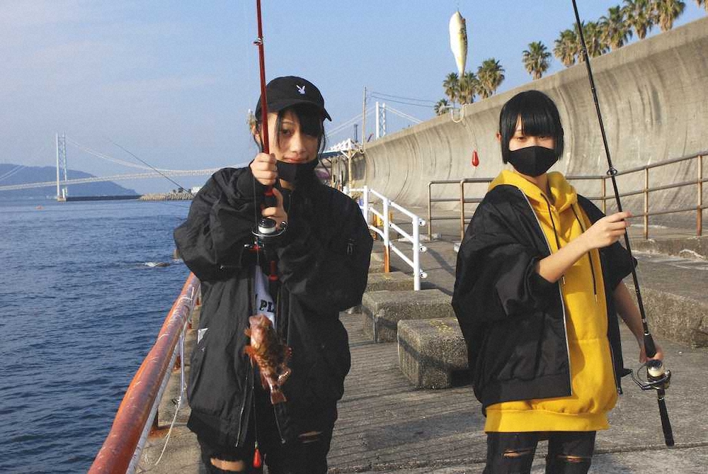 「魚釣りが大好きになった」という前島優美さん（左）優花さんの双子姉妹