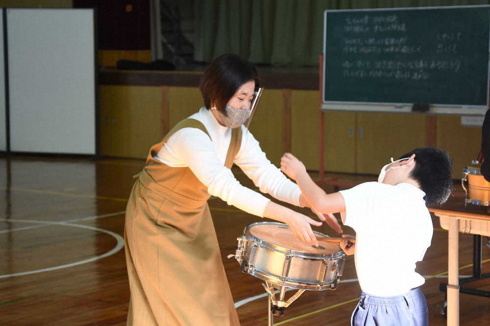 【画像・写真】スネアドラムのたたき方に悩んでいましたが、アドバイスをもらって、本人も大満足の演奏！