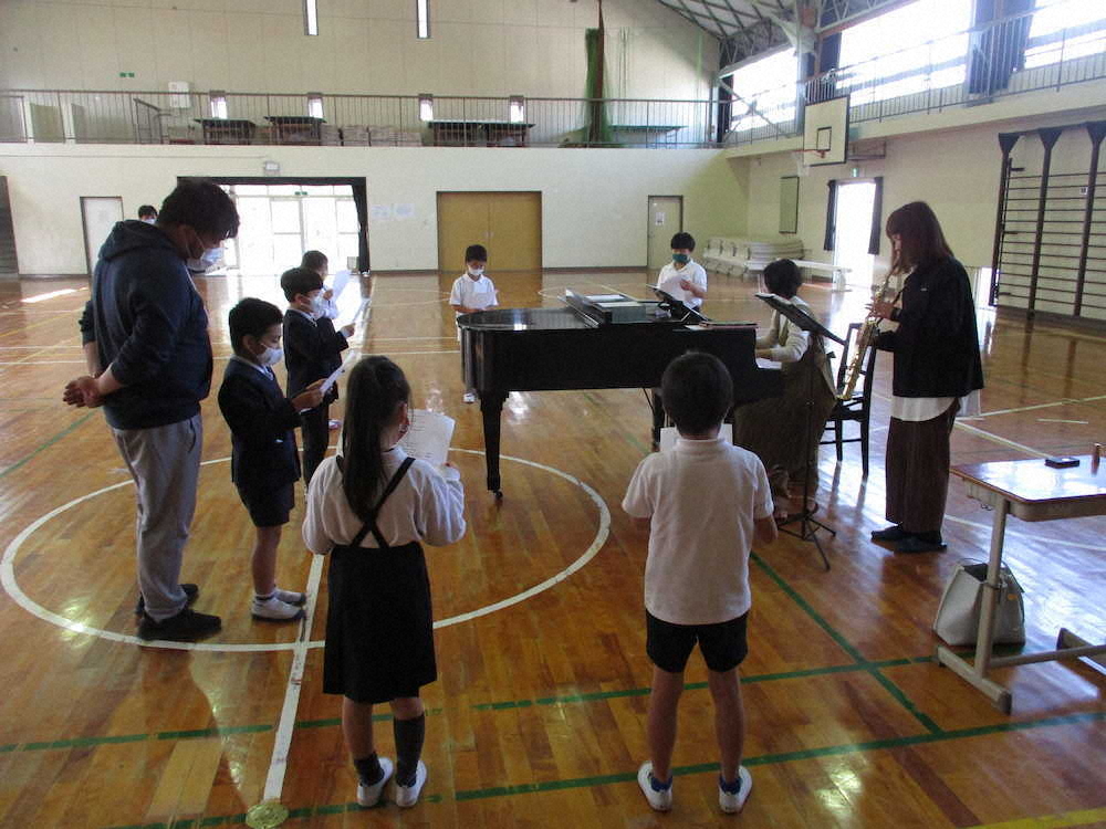 【画像・写真】憧れのトリコロールさんとの合奏。みんな真剣です…　